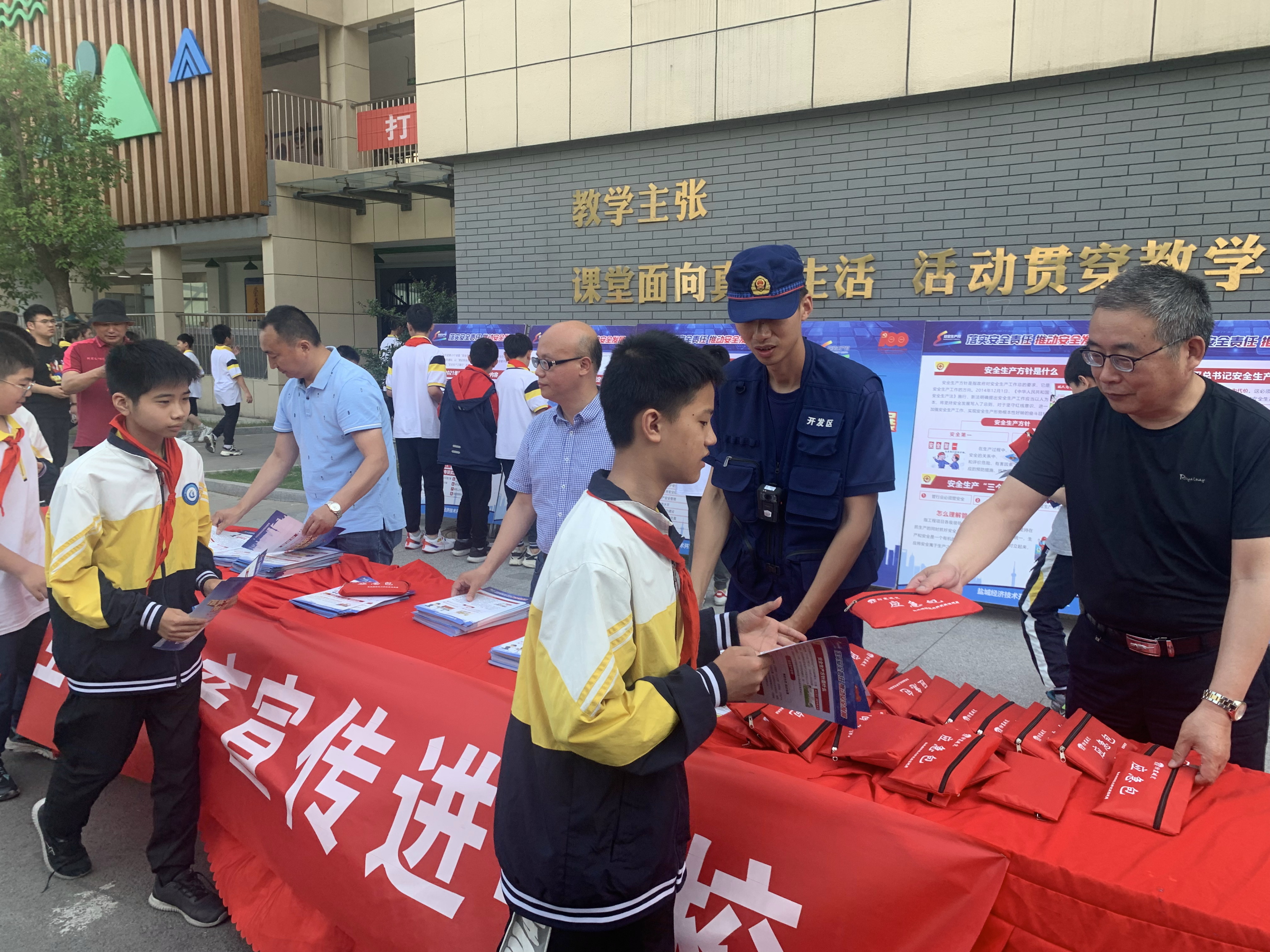 进校园.jpg 进校园.jpg