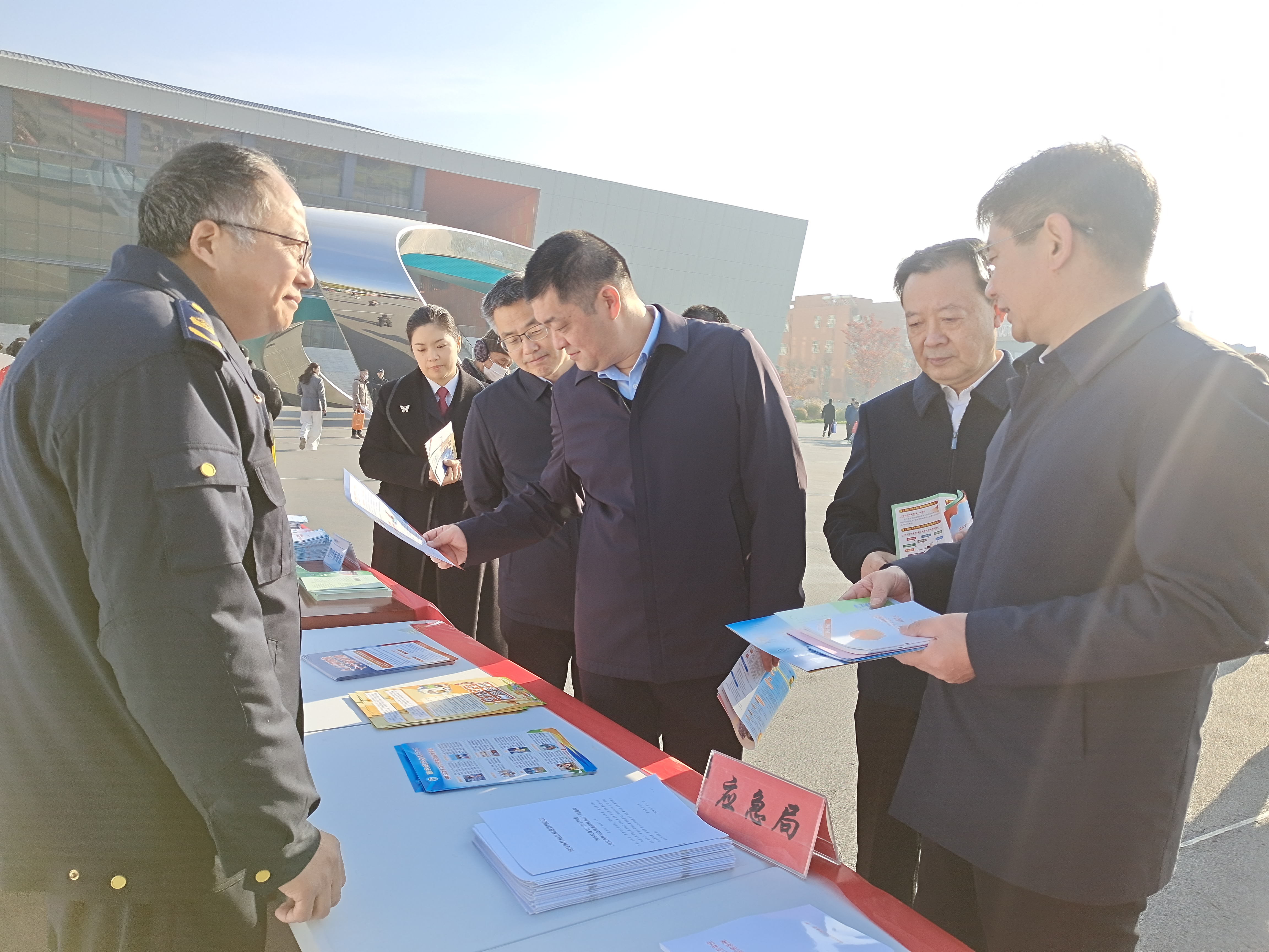 响水县应急管理局开展安全应急宣传进社区活动2.png 响水县应急管理局开展安全应急宣传进社区活动2.png