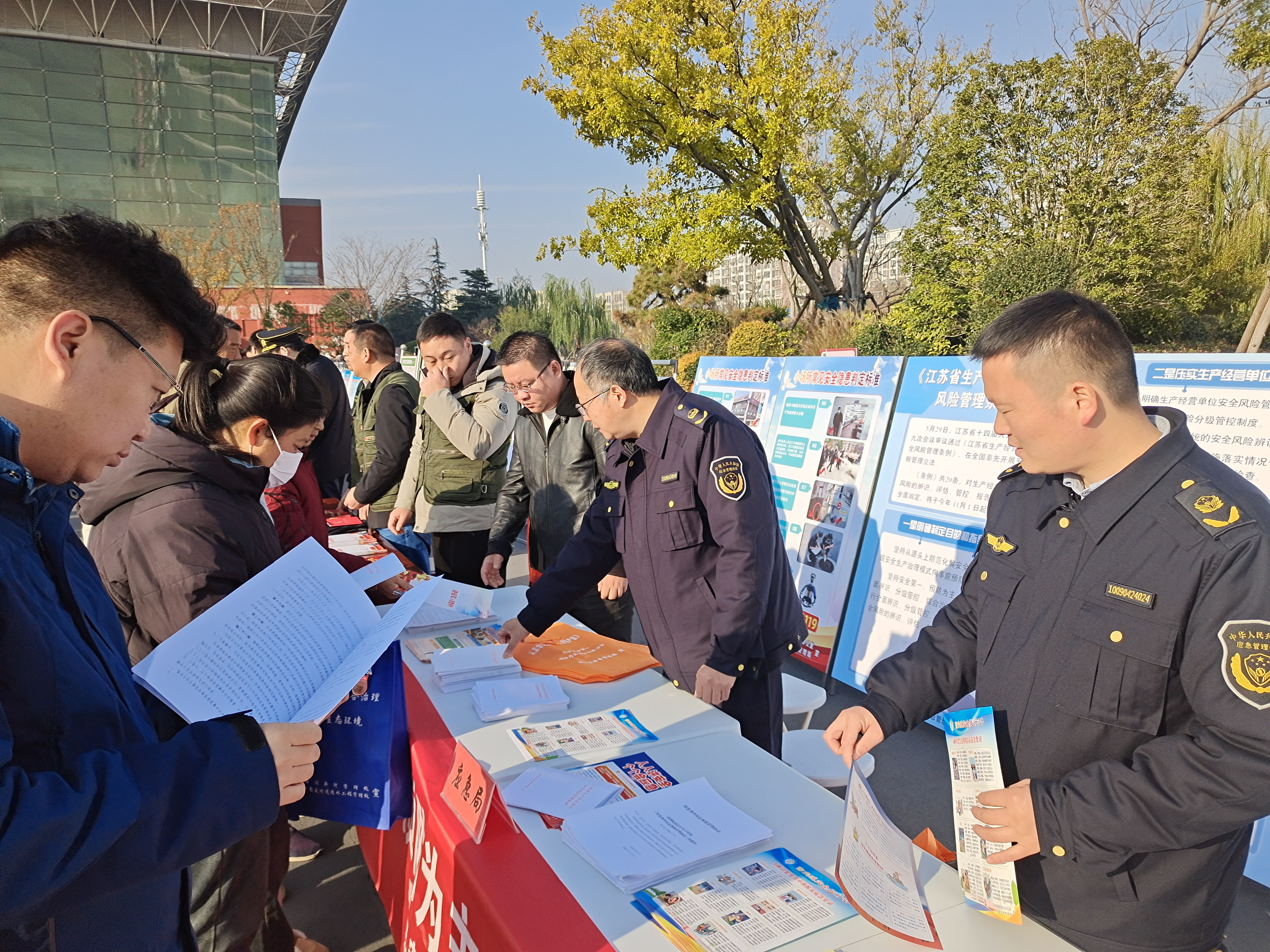 响水县应急管理局开展安全应急宣传进社区活动1.png 响水县应急管理局开展安全应急宣传进社区活动1.png